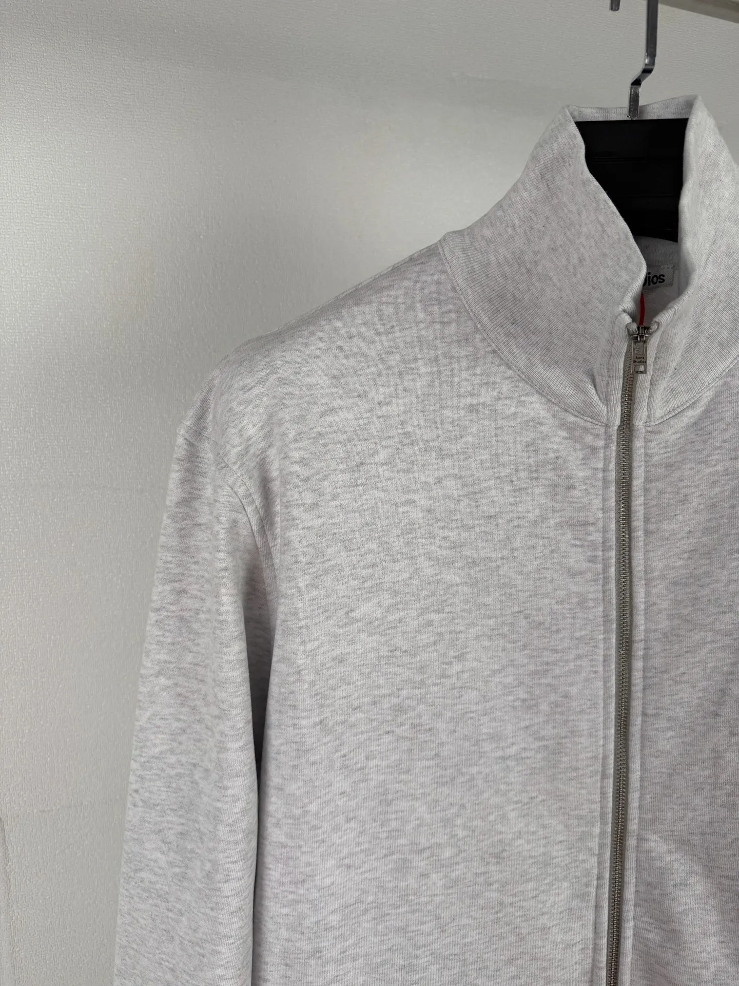 ACNE Studios embroidered logo zipper jacket. Customized cloud velvet double-ply soft cotton. Draped and crisp. The cloud is soft and skin-friendly. It is as quiet and melancholy as the deep sea mist blue. It smudges a collection-level luxury and elegance in silence. The echoing floral embroidery logo on the front and back is embroidered with fine silk thread to create the unique luxury logo totem of Acne Studios. It inherits the minimalist core of Scandinavia and integrates the edge of Retro street trend. The half-zip stand-up collar has a neat and elegant silhouette, redefining the style and aura of light luxury wear. Process 1: Using imported machine embroidery technology, using advanced computer control systems and precision mechanical components to realize the Acne Studios logo work with high precision and smooth and delicate lines. Process 2: The fabrics have been fermented and washed for better hand feel and texture. Not easy to deform, not easy to shrink, not easy to fade, and maintain long-term beauty. Accessories: Customized 1:1 Acne zipper Customized 1:1 Acne trademark Fit: Loose fit Size: S M L XL